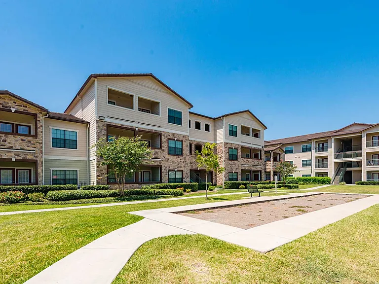 Plantation Apartments — Photo 32