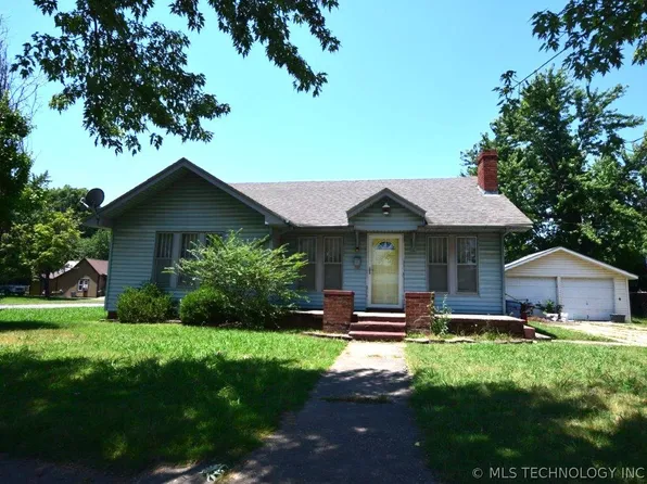 22 S 3rd St, Stilwell, OK 74960
