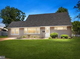 41 Peony Rd, Levittown, PA 19056