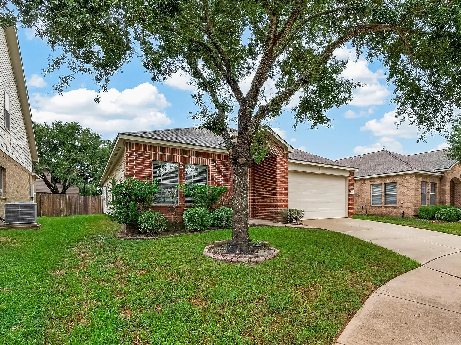 3 bed, 2.0 bath, 2066 sqft, $2,070 — Photo 2