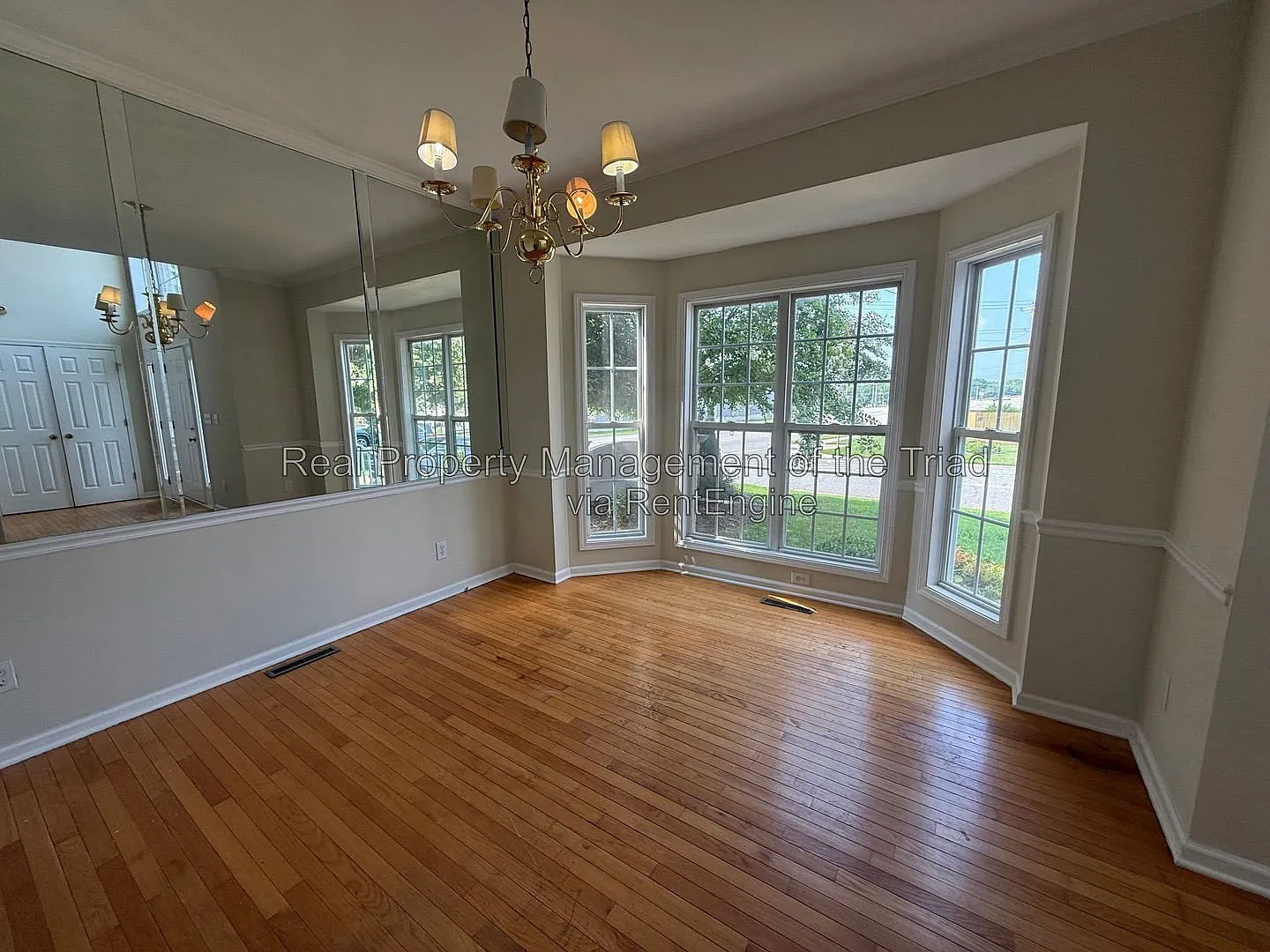 3 bed, 2.5 bath, 2349 sqft, $2,095 — Photo 3