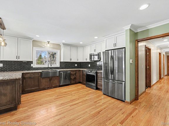 3rd image of 515 E Dawson Rd