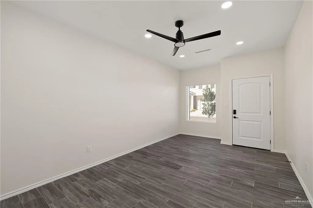 3 bed, 2.5 bath, 1591 sqft, $2,000 — Photo 2