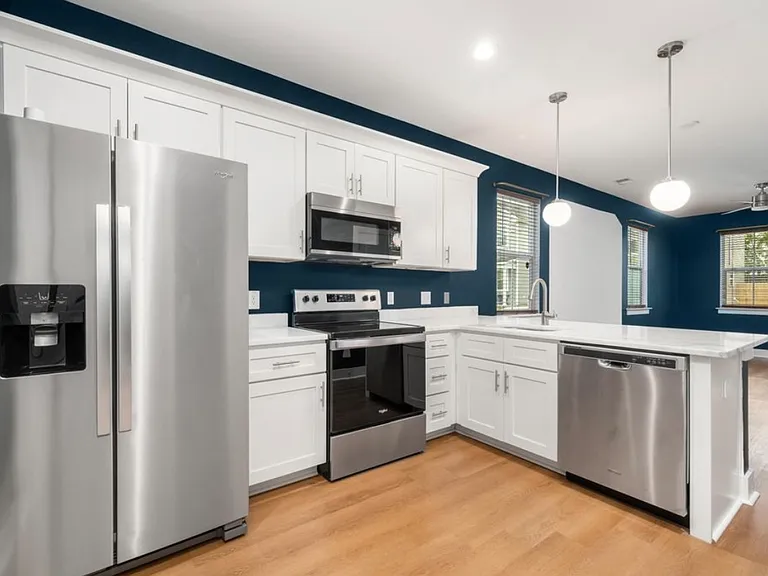 2037 Arbutus Ave — Photo 3