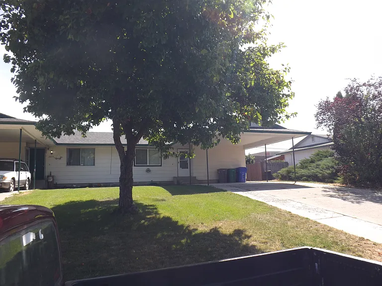 12612 E 31st Ave — Photo 1