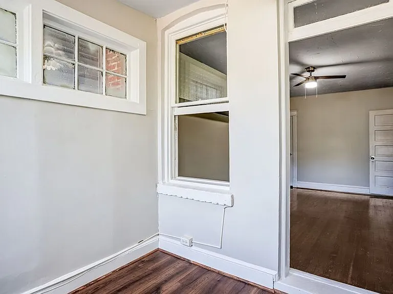 821 Kentucky Ave SE — Photo 33
