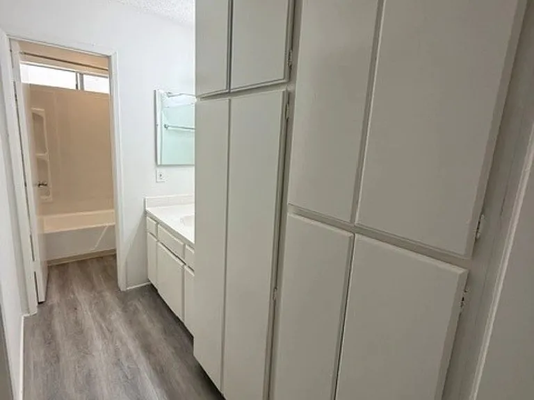 Marquis Apartments — Photo 36