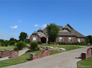 9490 E Bond Dr, Claremore, OK 74017