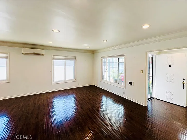5118 Riverton Ave — Photo 5