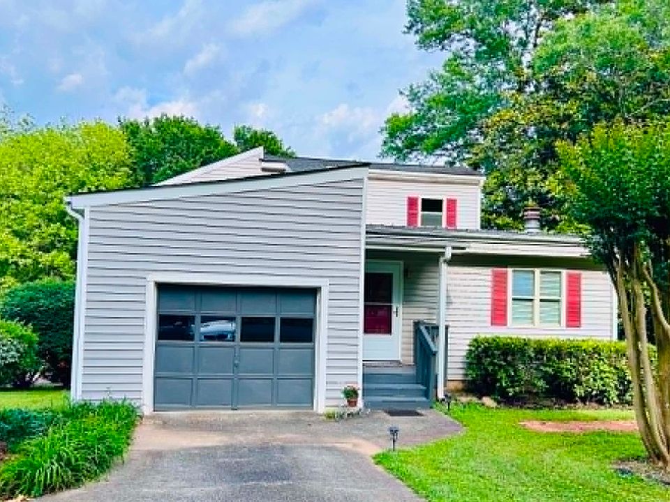 60 McWhorter Corner lot, 1 block off Main street; 1/4 mile walk to downtown Jasper

garage opens into laundry room (by kitchen)
