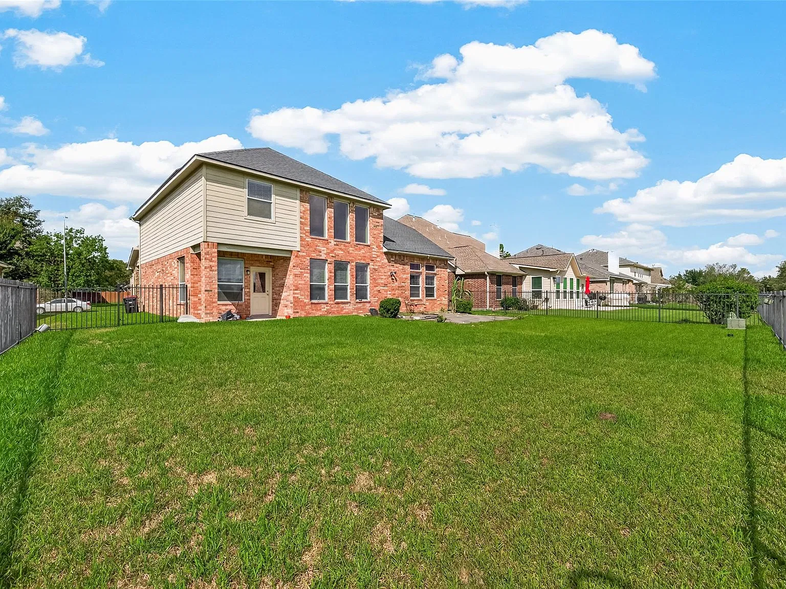 5 bed, 2.5 bath, 2730 sqft, $2,599 — Photo 2