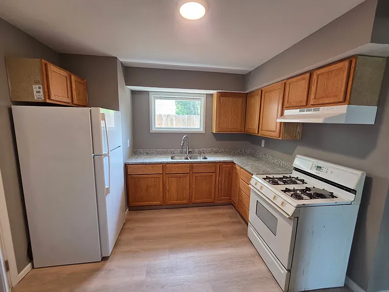123 SW Roosevelt St #A — Photo 2