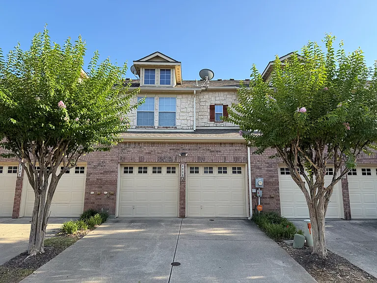 2225 Central Park Ln — Photo 3