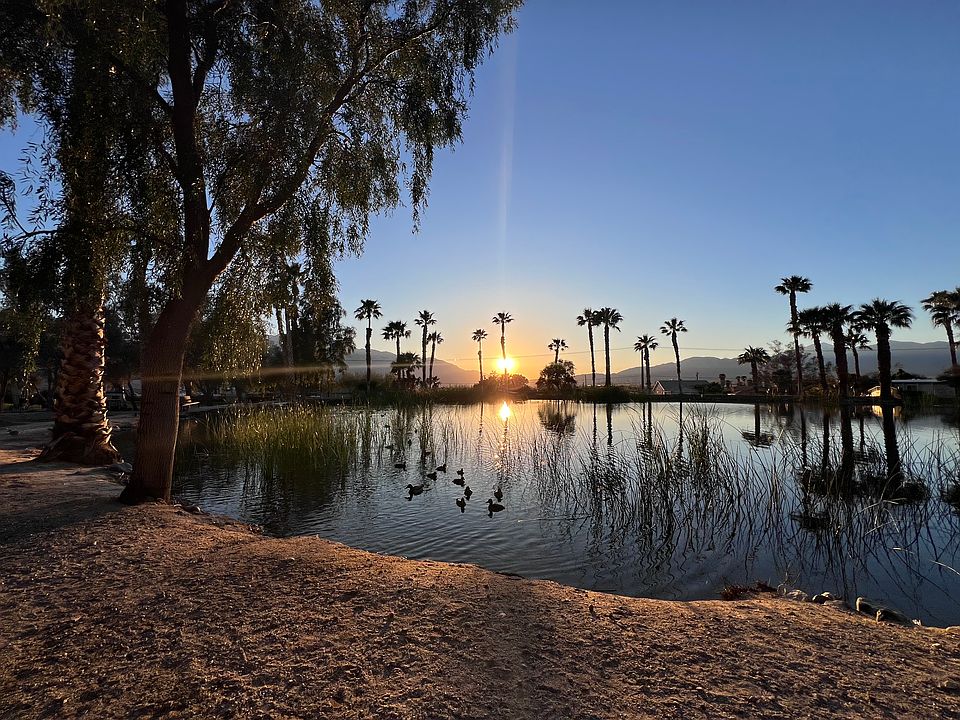 Welcoming benches are located around the pond to sit and relax. Catch the sunset, feed the ducks or visit the dog park. Then walk in the opposite direction to see the sunset reflections on the mountains at the other end of the resort.