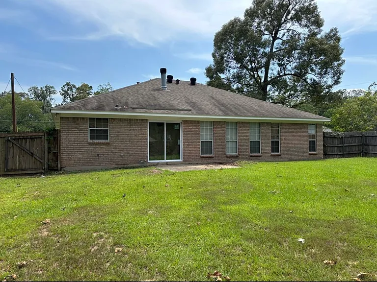 211 Stonecliff Dr — Photo 2