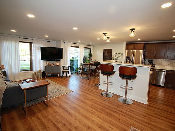 4th image of 10712 S Keating Ave APT 1