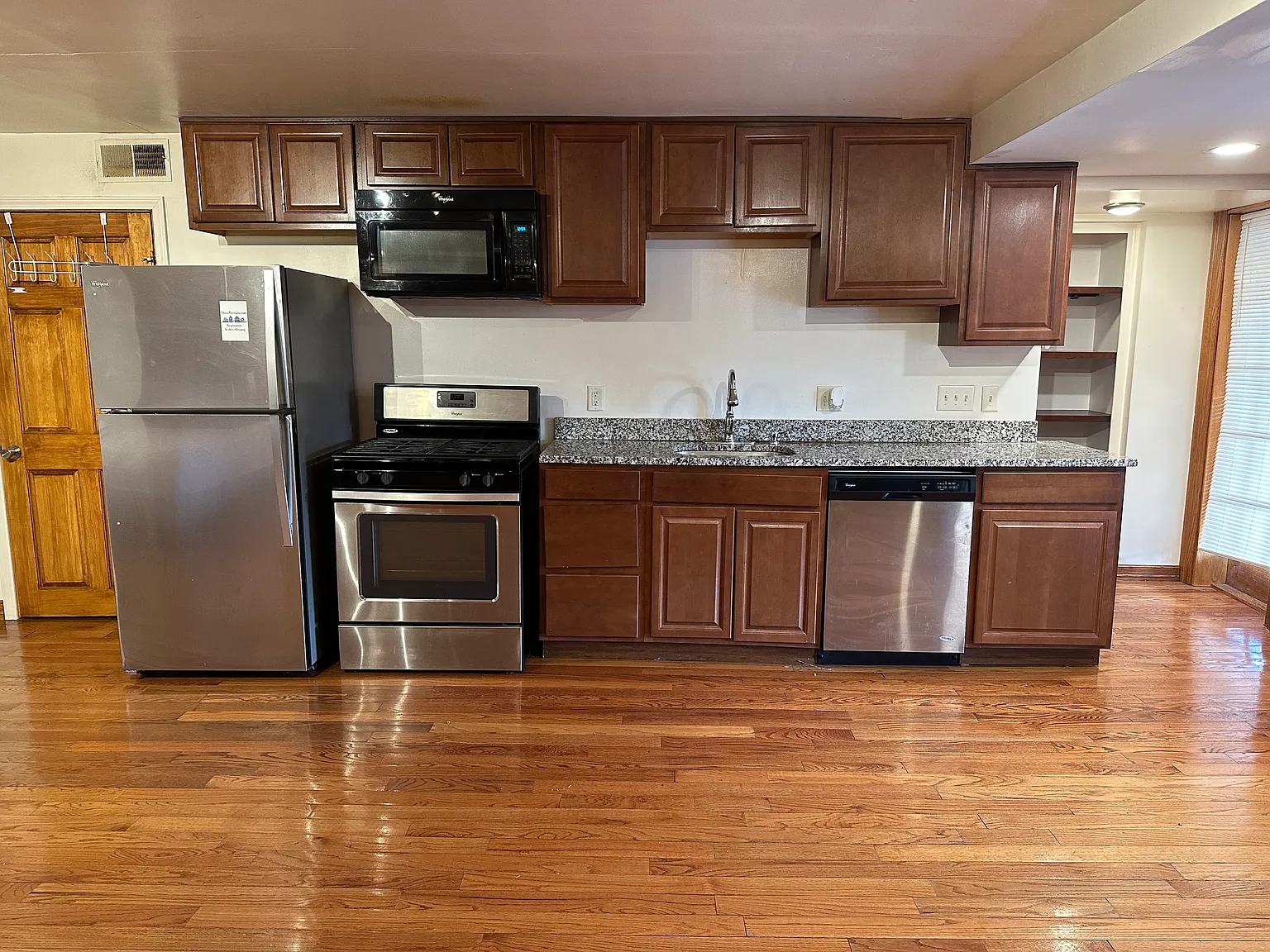 Studio, $995 — Photo 2