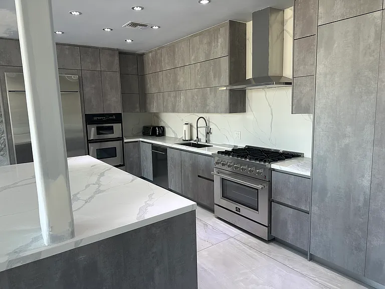 2195 Sunset Plaza Dr — Photo 2