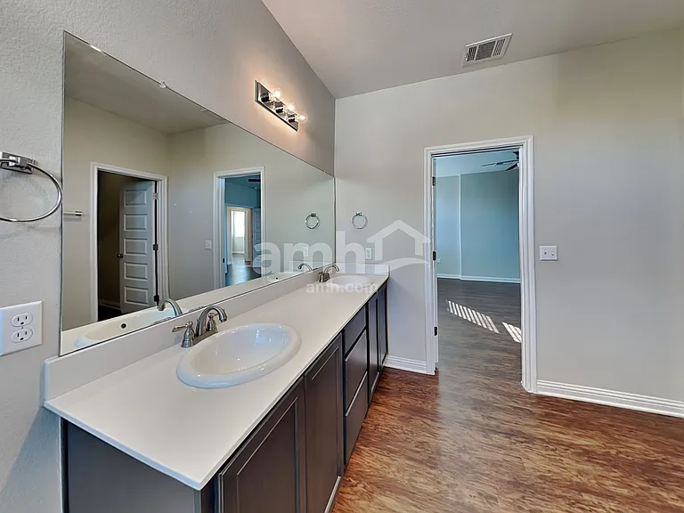 8013 Turnberry Ln — Photo 9