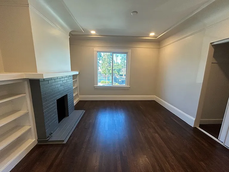 1005 Burlingame — Photo 4