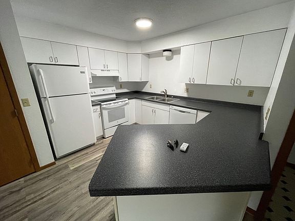 2nd image of 629 Brooks Pl #631