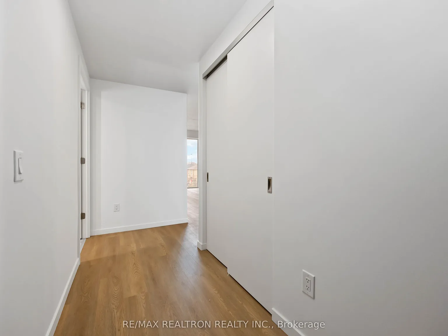 689 The Queensway — Photo 4