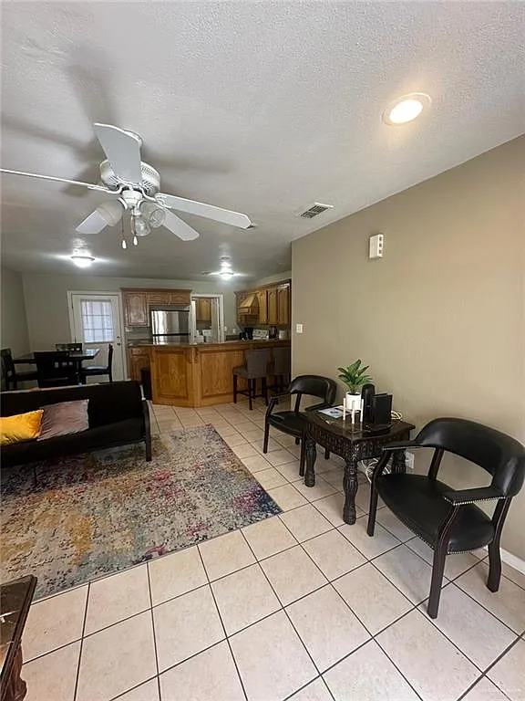 2 bed, 2.5 bath, 1050 sqft, $900 — Photo 2