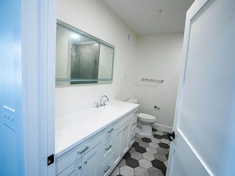 411 W Portage Ave #6 — Photo 12