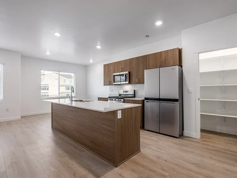 E 1415 S — Photo 16