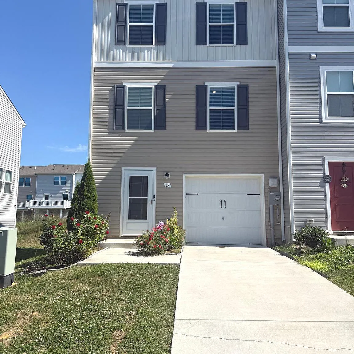 3 bed, 2.5 bath, 2240 sqft, $2,100 — Photo 1