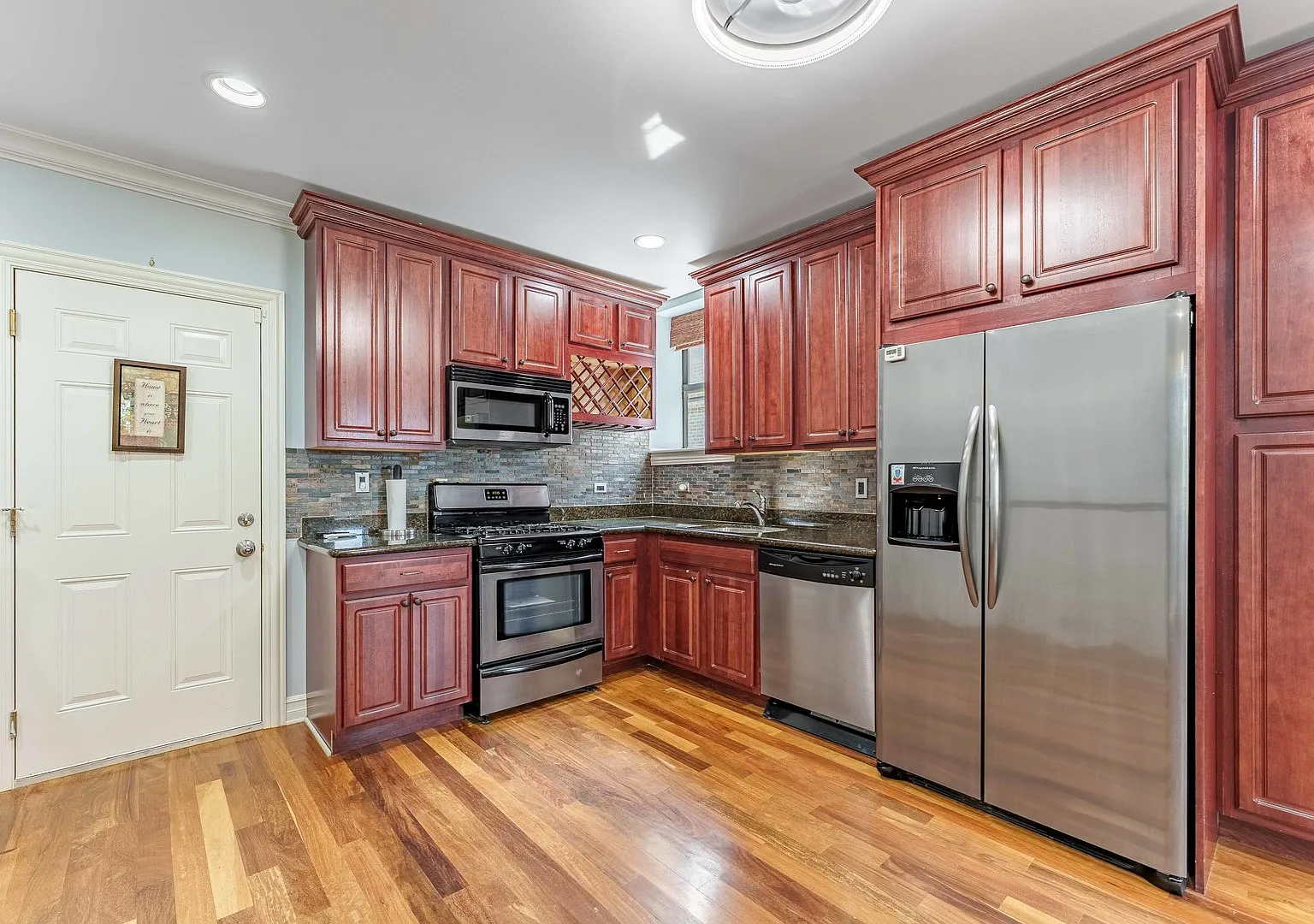 3 bed, 1200 sqft, $2,900 — Photo 2