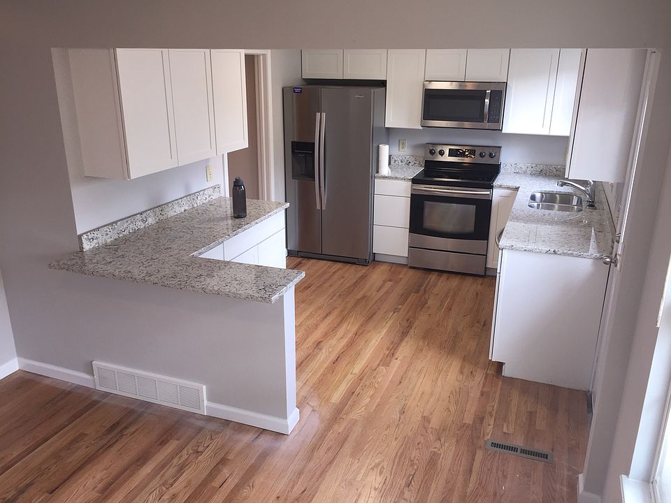 New kitchen with slab granit and stainless appliances