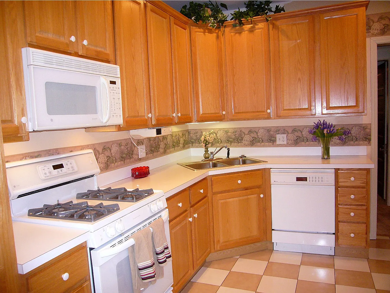 6 bed, 2.5 bath, 2050 sqft, $8,250 — Photo 3
