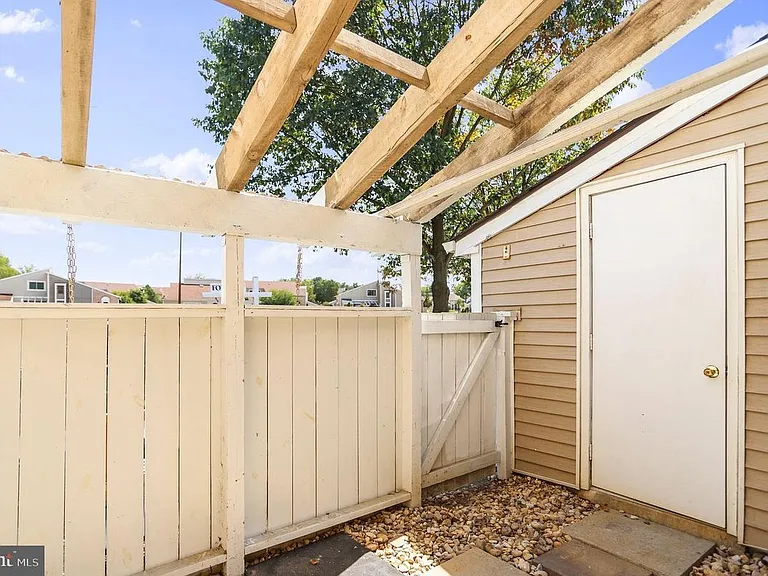 1523 Kensington Dr — Photo 13