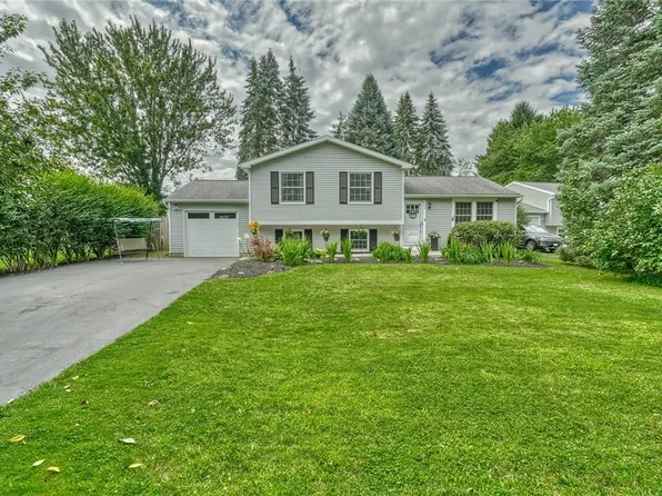 26 Brandywine Cir, Penfield, NY 14526