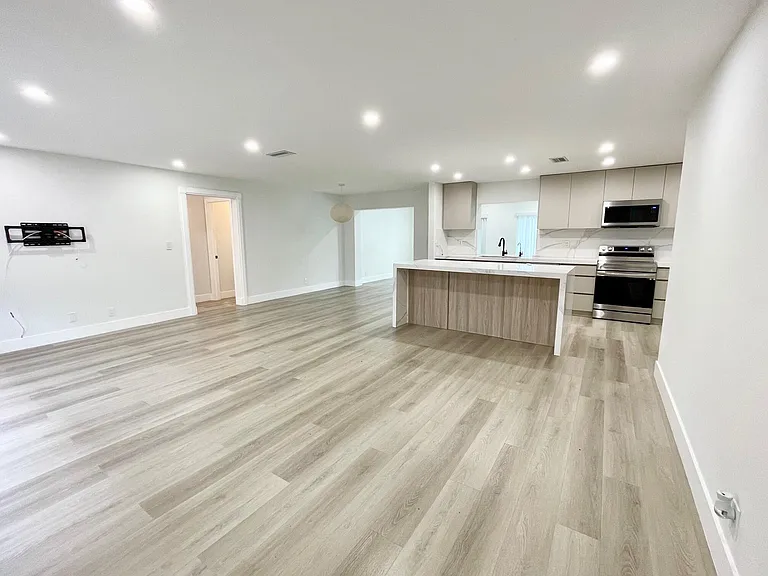 8205 NW 106th Ave — Photo 3
