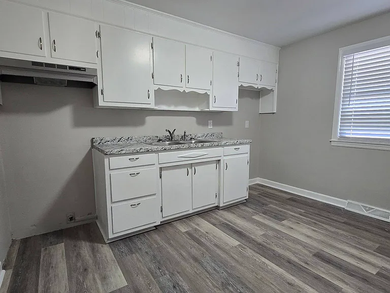 Colonial Heights Apartments — Photo 22