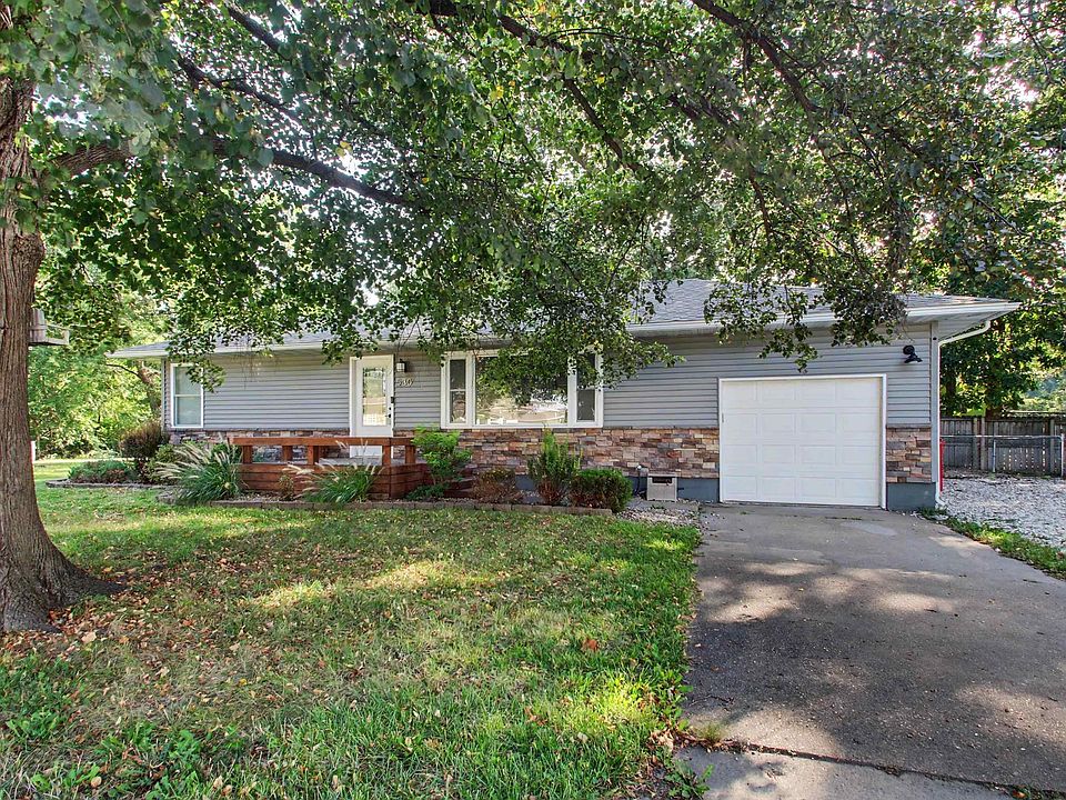 1st image of 530 Hickory Grv W