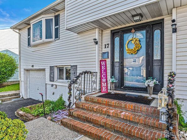 17 Sunnyside Dr, Carteret, NJ 07008