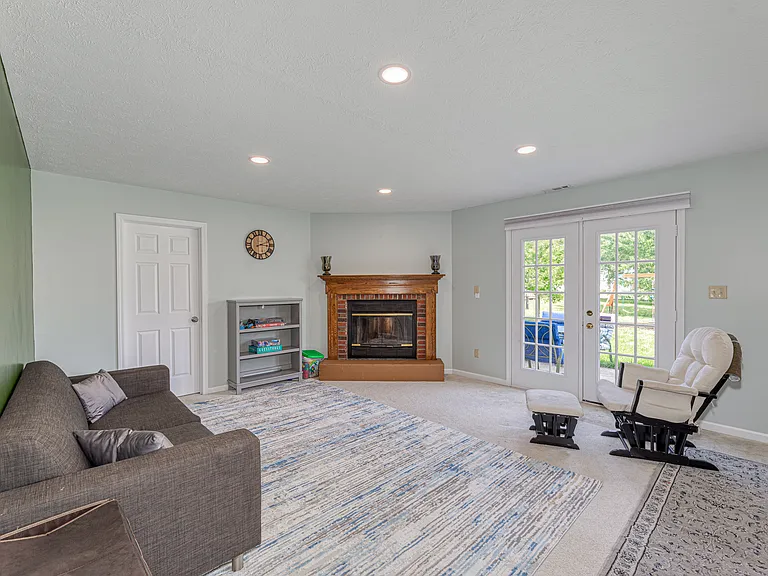 7555 Crickwood Ln — Photo 15
