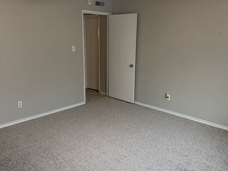 7009 Greenview Cir N — Photo 15