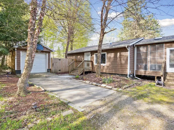 15950 Roe St, Buchanan, MI 49107