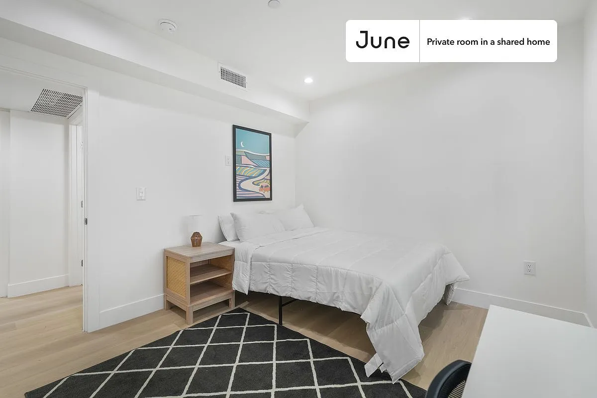 Queen bedroom in 3 bed/2 bath home in Hollywood #1858 B — Photo 1