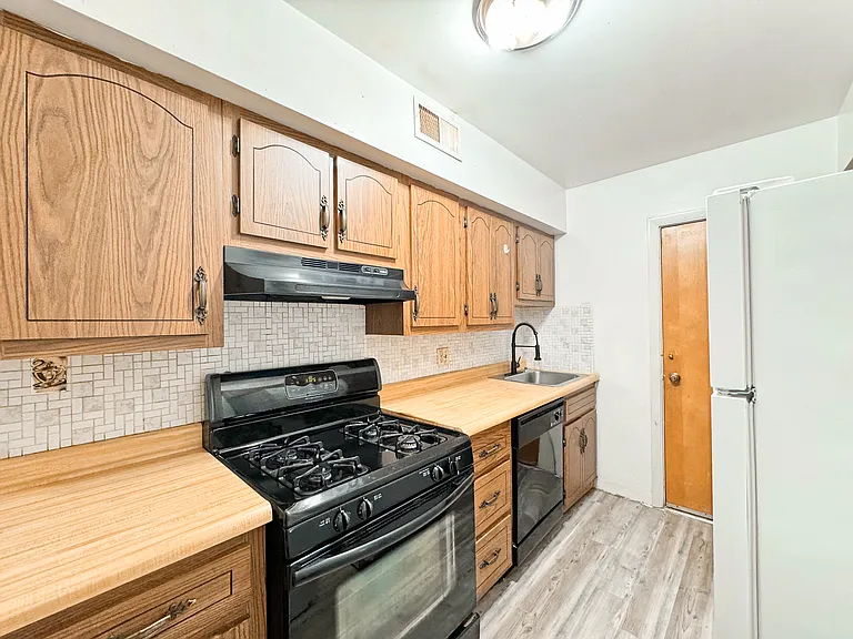 5737 Hobart St #3 — Photo 8