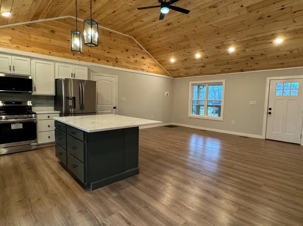 404 High St, Robbins, TN 37852