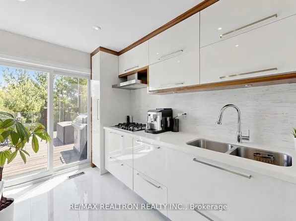 27 Mistleflower Ct, Richmond Hill, ON L4E 3T9