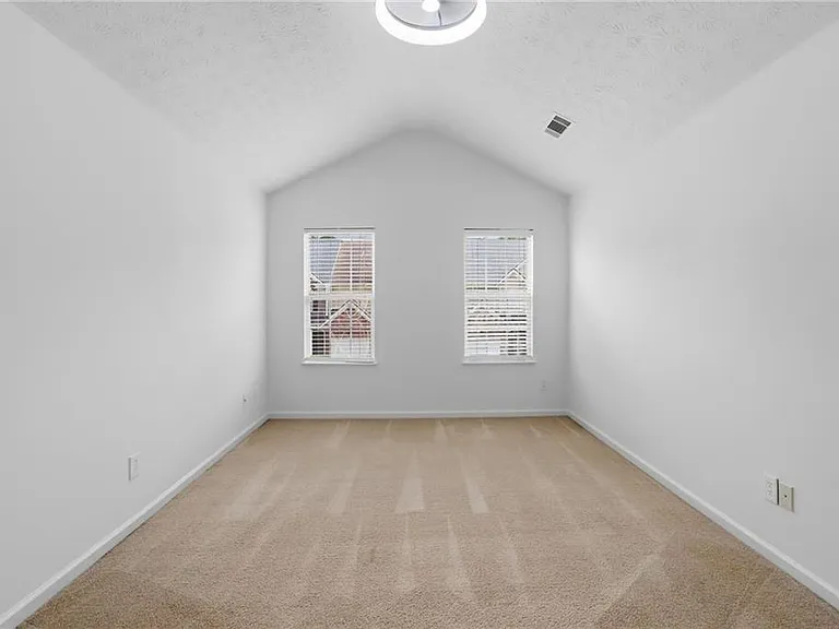2915 Greyhawk Ln — Photo 15