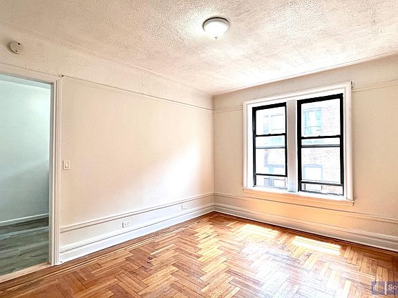 2nd image of 21 Magaw Pl APT 3D