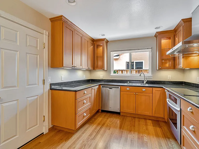 729 Hickory Way — Photo 4