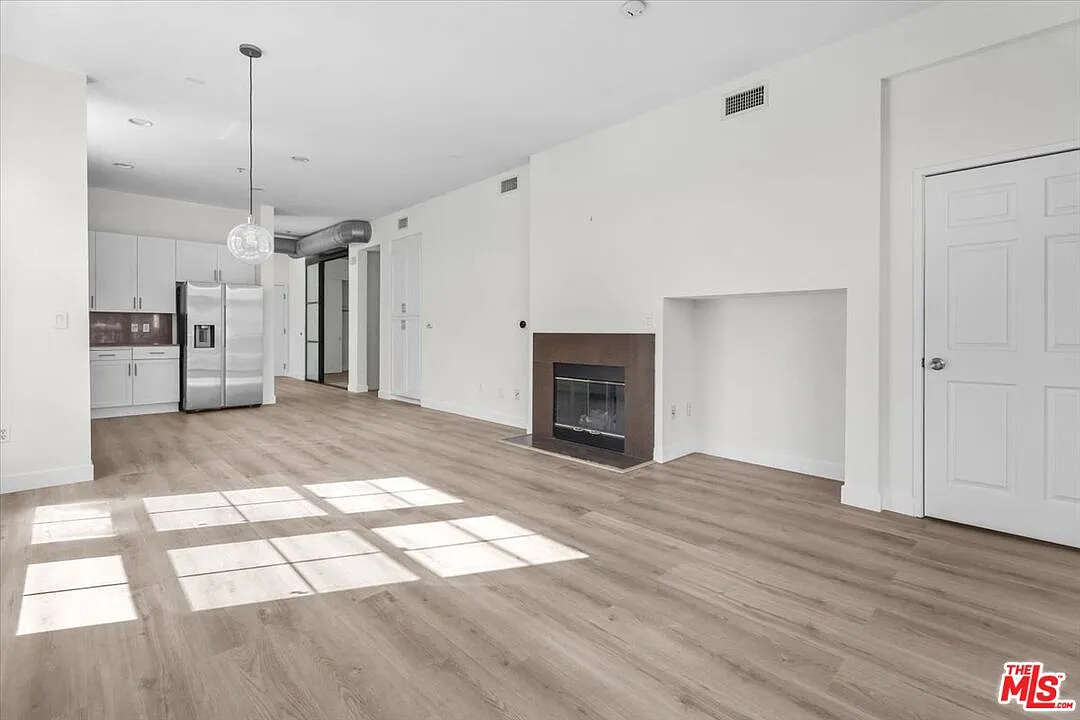 2 bed, 2.0 bath, 1300 sqft, $6,500 — Photo 3